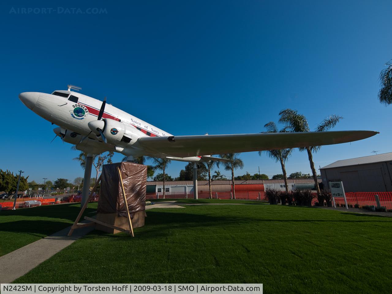 N242SM, 1942 Douglas DC-3 C/N 4877, 
