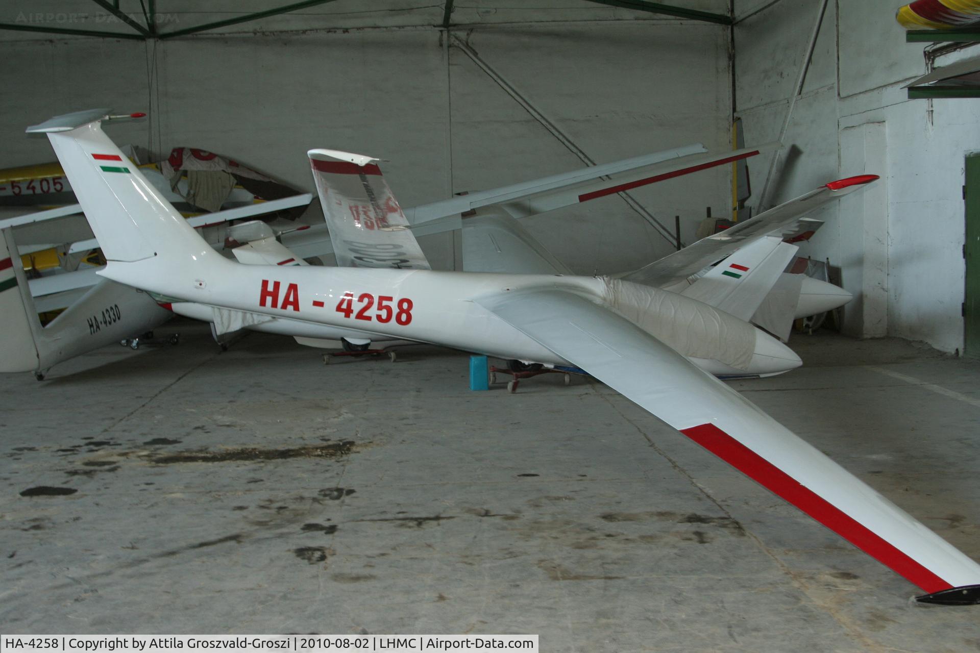 HA-4258, 1975 PZL-Bielsko SZD-32A Foka 5 C/N W-550, Miskolc Airport, Hungary