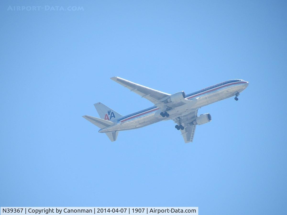N39367, 1991 Boeing 767-323 C/N 25194, On final