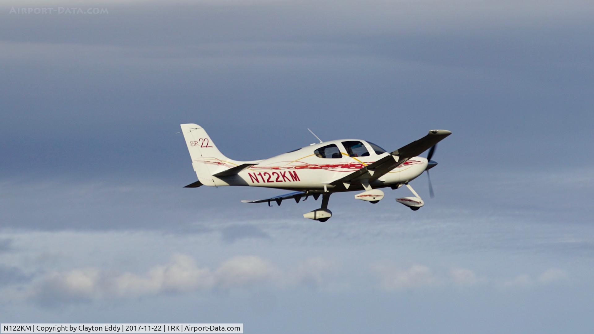 N122KM, 2001 Cirrus SR22 C/N 0036, Truckee Airport 2017.