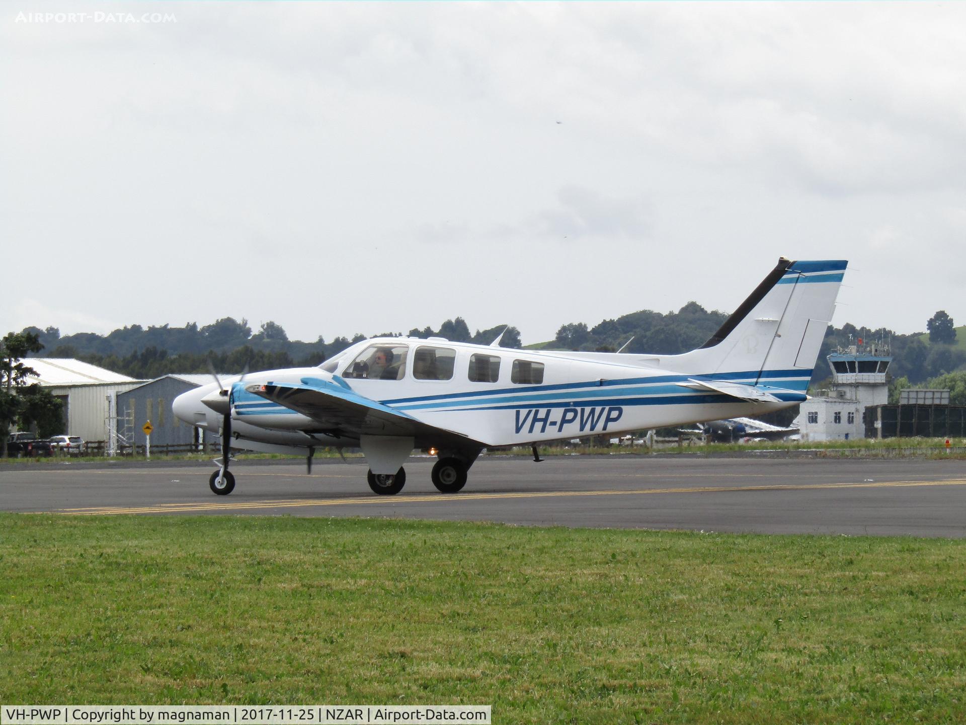 VH-PWP, Raytheon Aircraft Company G58 Baron C/N TH-2172, checking all is clear