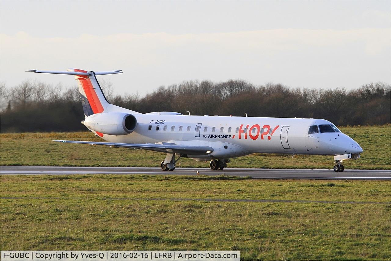F-GUBC, 2002 Embraer ERJ-145LR (EMB-145LR) C/N 145556, Embraer ERJ-145LR, Taxiing to holding point rwy 25L, Brest-Bretagne airport (LFRB-BES)