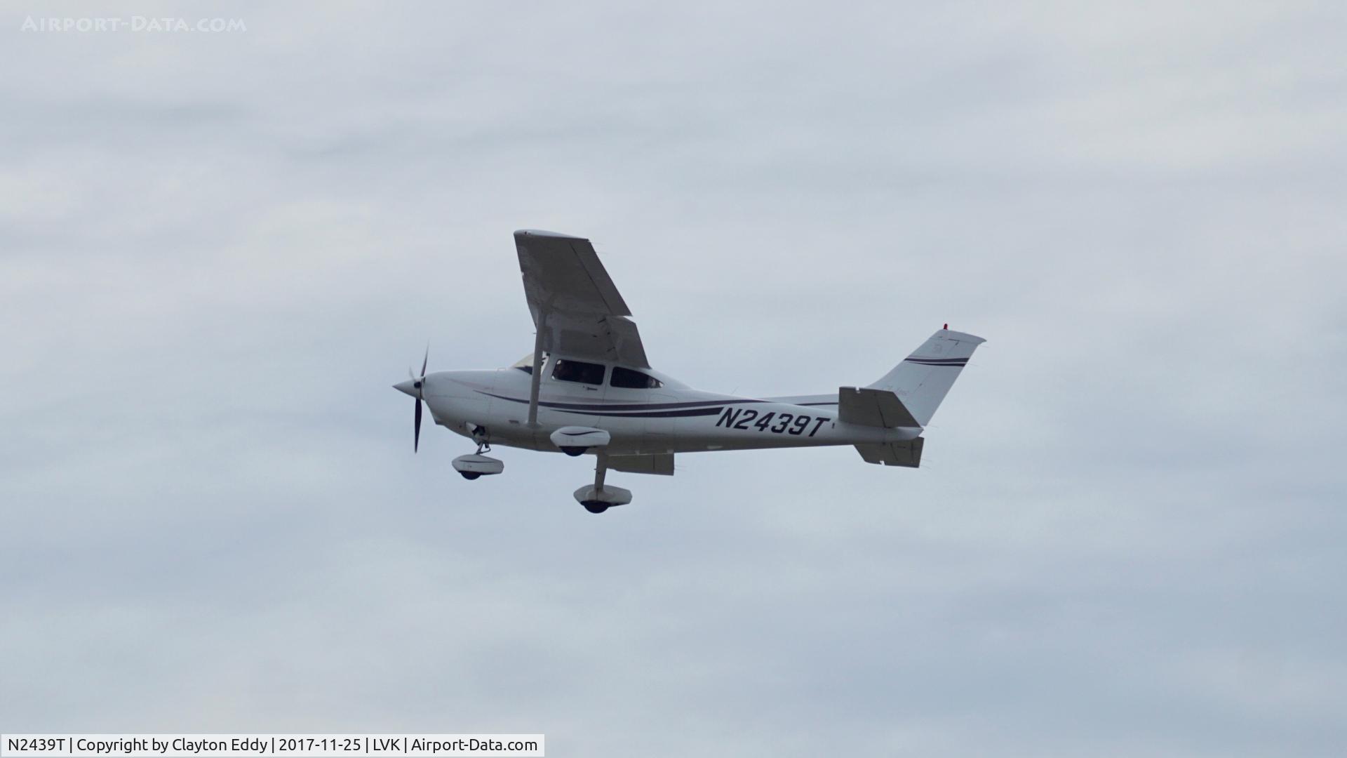 N2439T, 2000 Cessna 182S Skylane C/N 18280810, Livermore Airport California 2017.