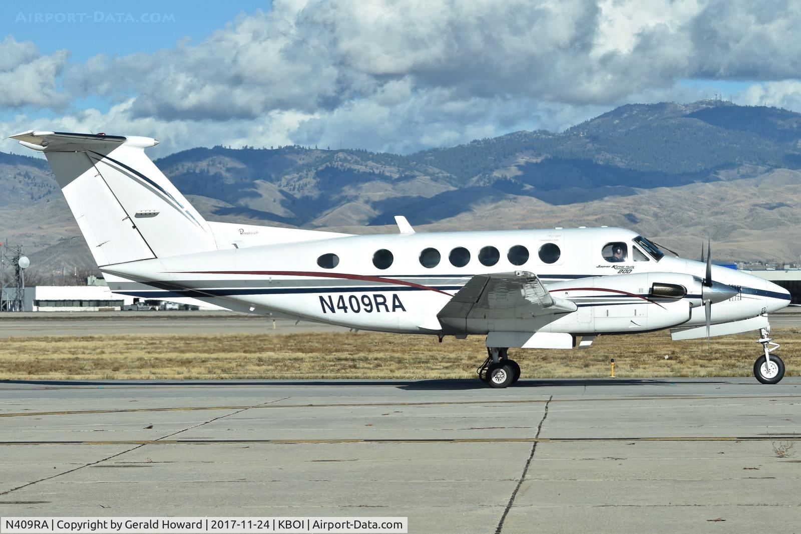 N409RA, 1978 Beech 200 C/N BB-429, Taxiing on Bravo.