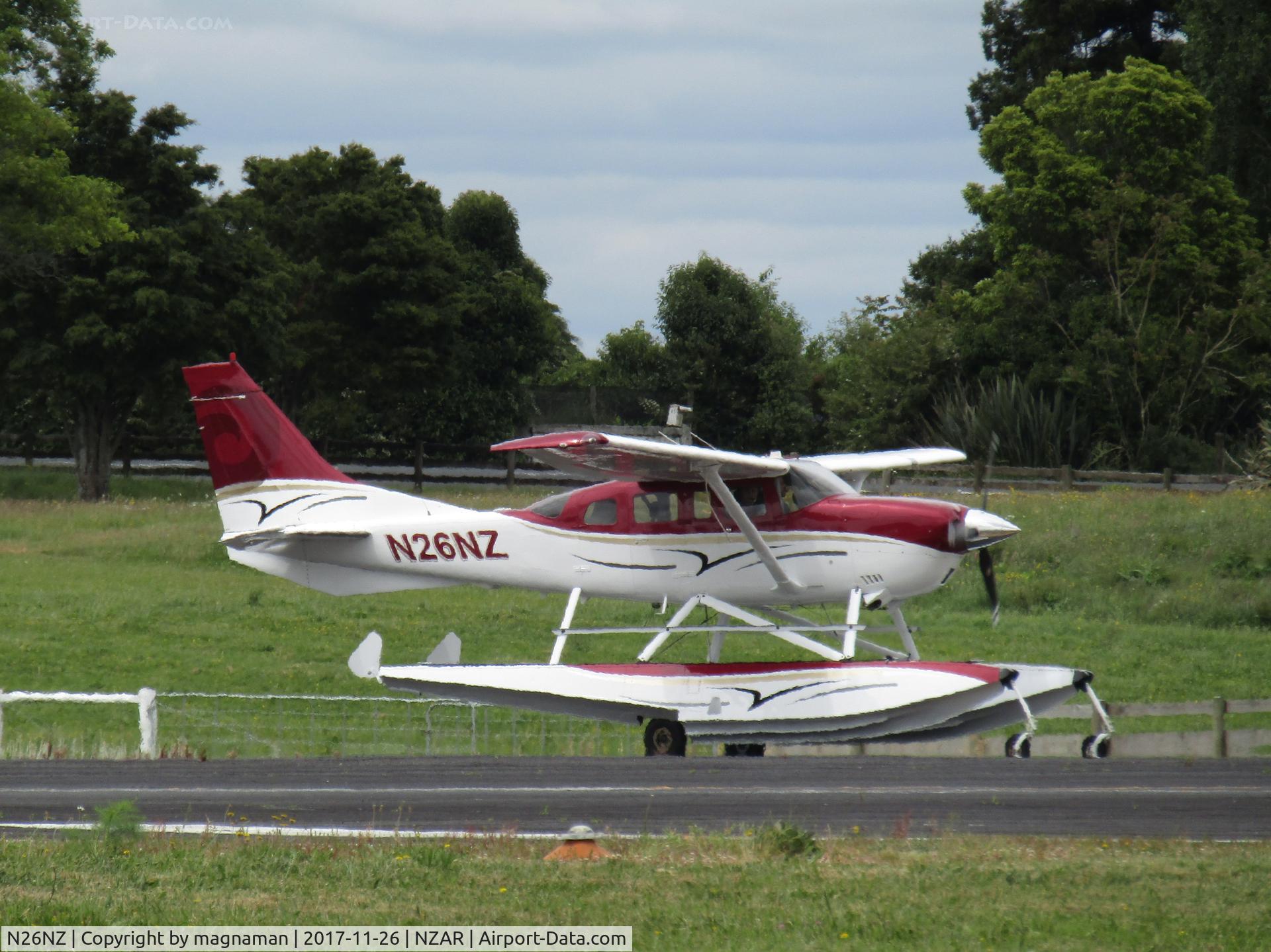 N26NZ, 2003 Cessna T206H Turbo Stationair C/N T20608401, taxying down for departure
