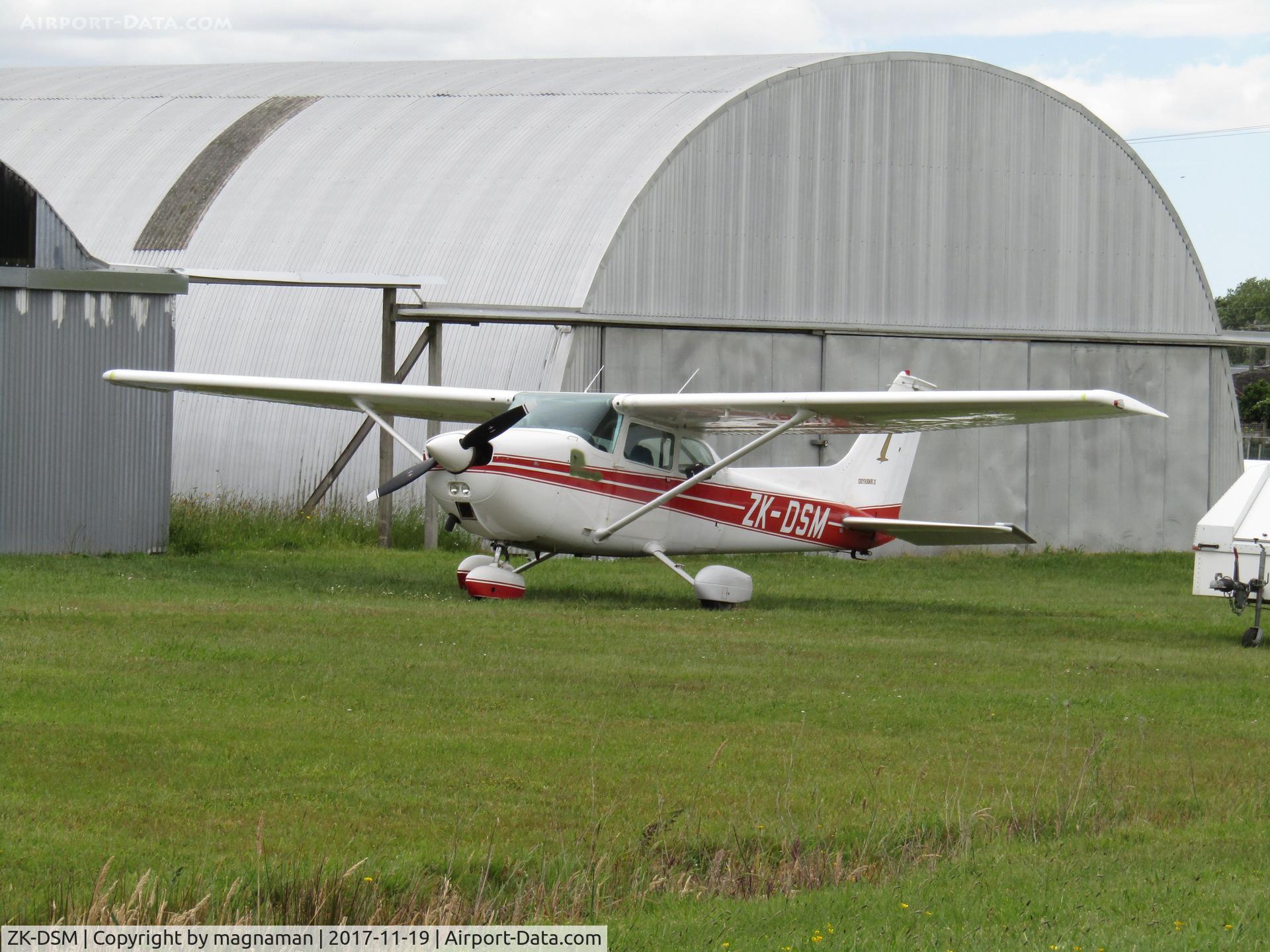 ZK-DSM, Cessna 172M C/N 17262374, at drury gliding club