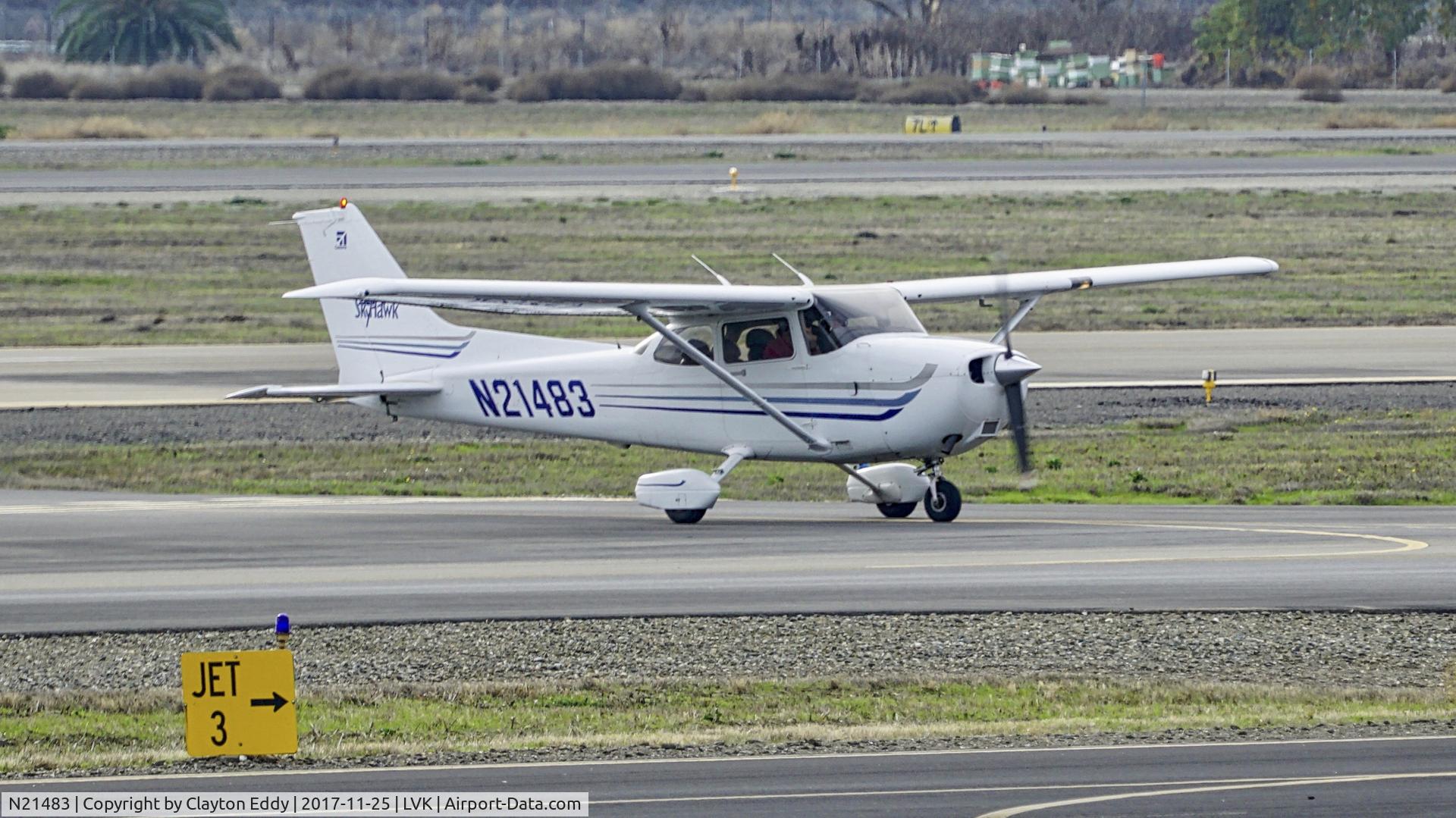 N21483, 2003 Cessna 172S C/N 172S9515, Livermore Airport California 2017.