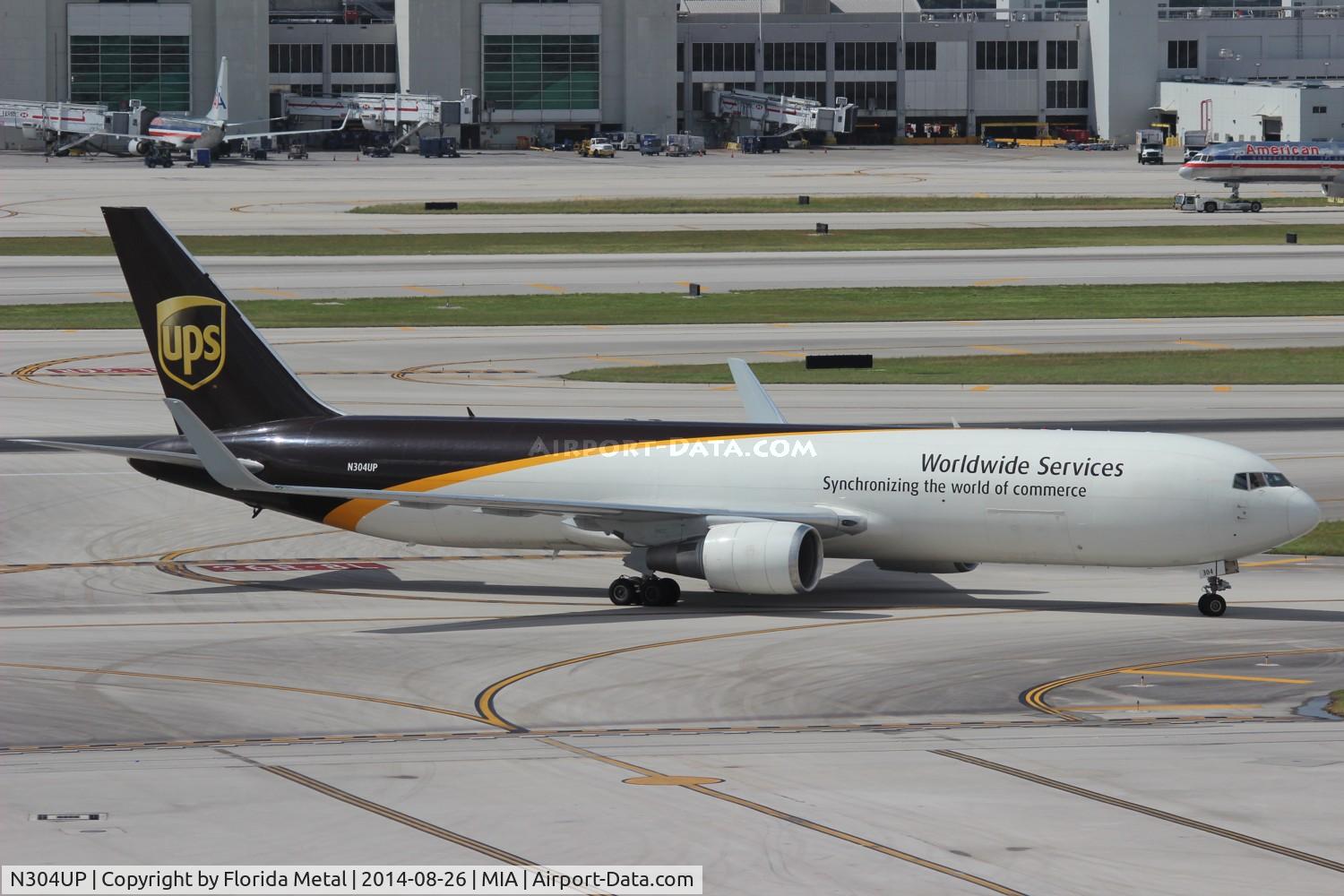 N304UP, 1995 Boeing 767-34AFER C/N 27242, UPS 767-300