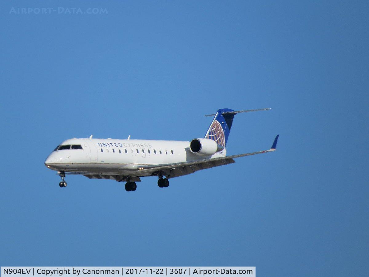 N904EV, 2002 Bombardier CRJ-200ER (CL-600-2B19) C/N 7628, Landing
