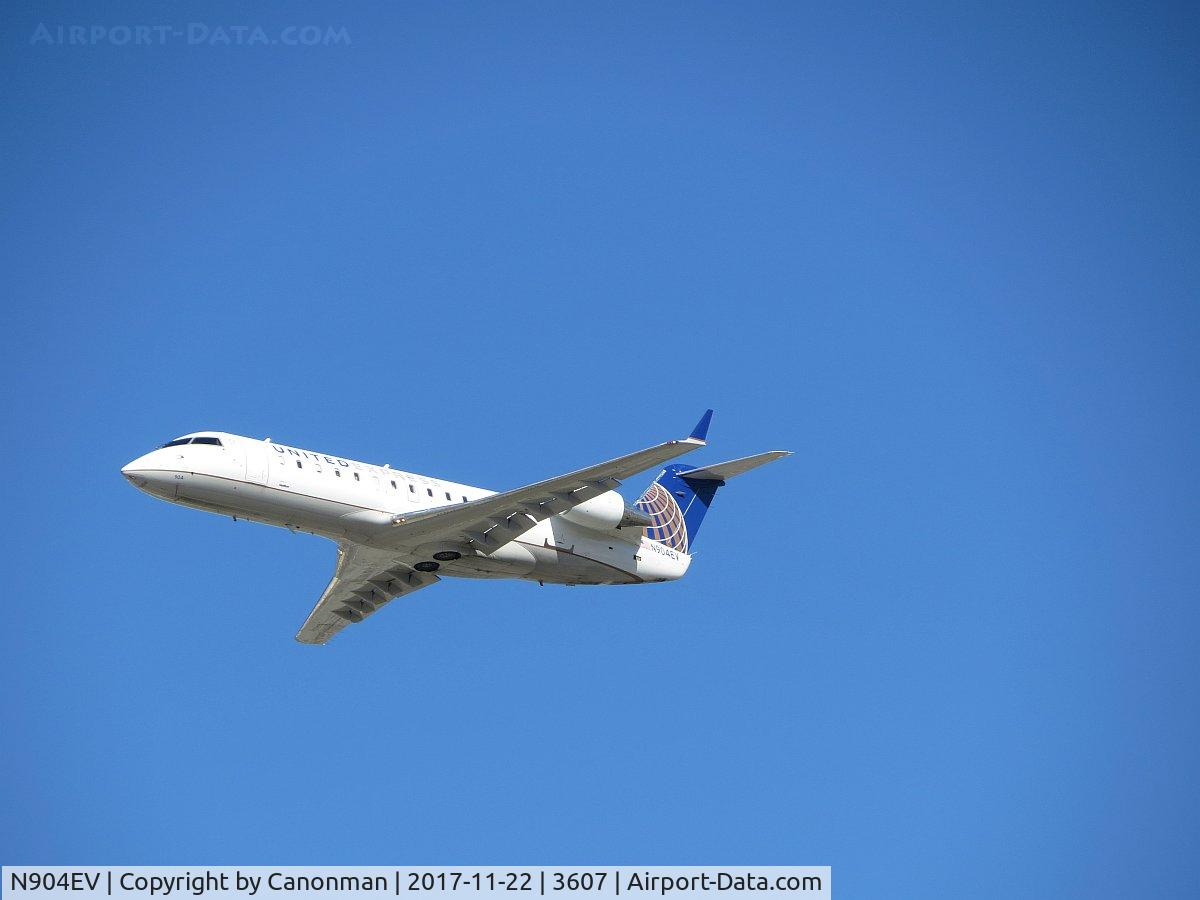 N904EV, 2002 Bombardier CRJ-200ER (CL-600-2B19) C/N 7628, Taking off