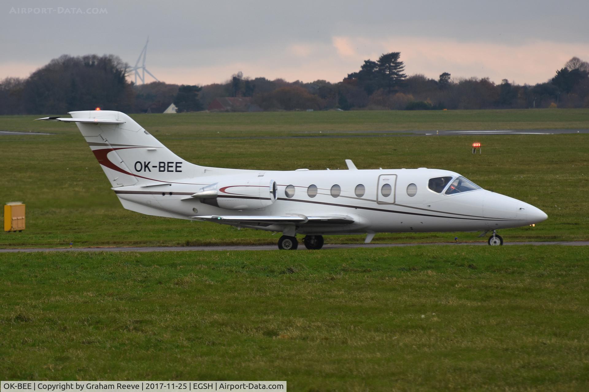 OK-BEE, 2000 Raytheon Beechjet 400A C/N RK-293, Departing from Norwich.
