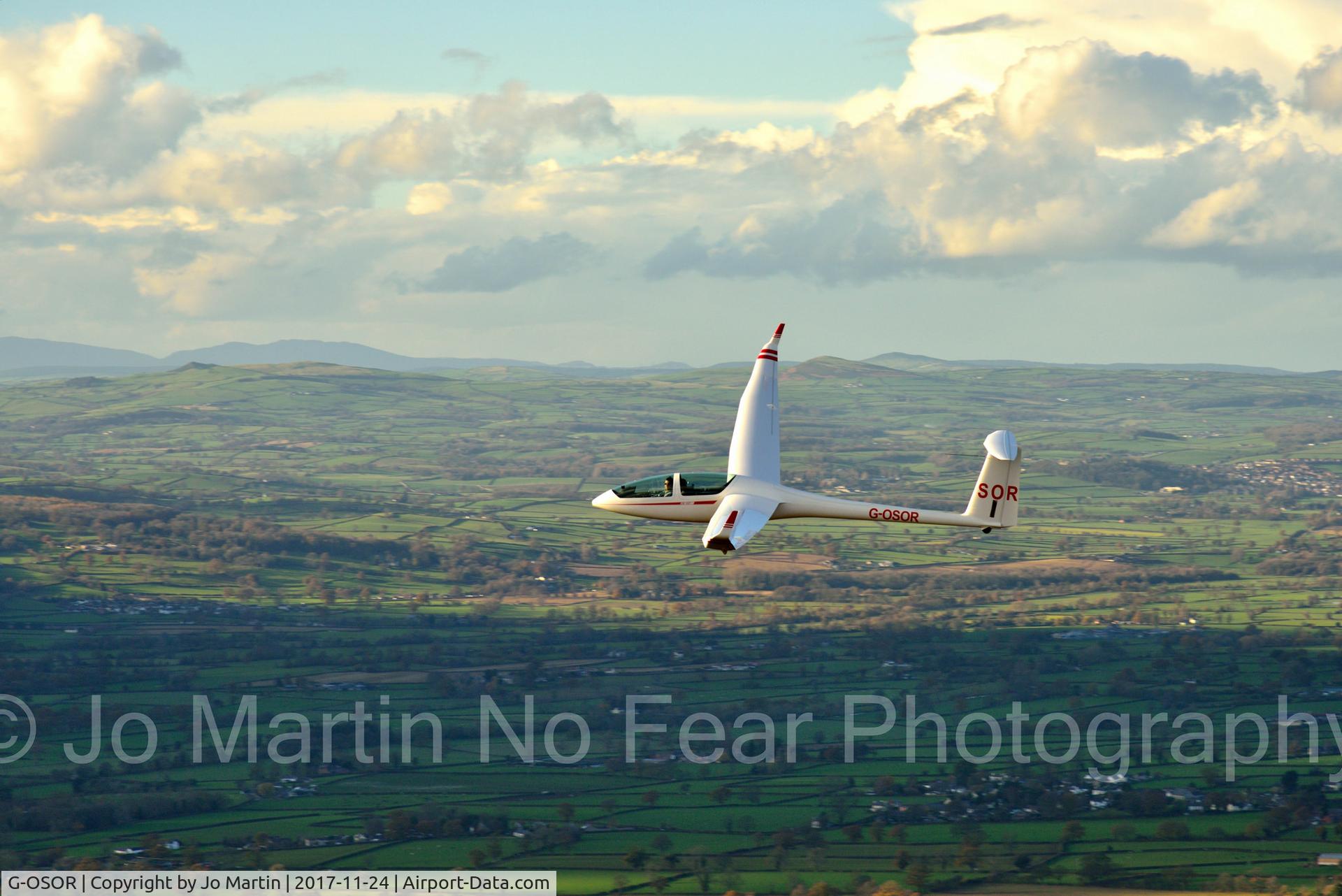 G-OSOR, 2017 DG Flugzeugbau DG-1000M C/N 10-249M30, Taken from the path up Moel Famau, Denbighshire