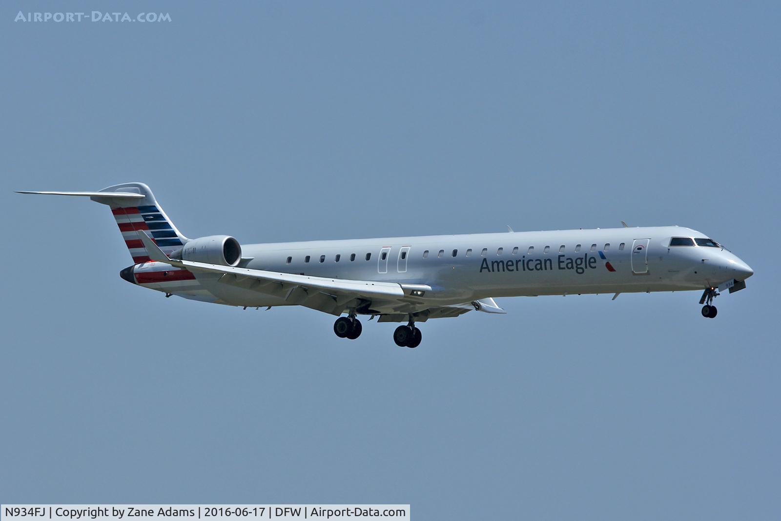 N934FJ, 2005 Bombardier CRJ-900ER (CL-600-2D24) C/N 15034, Arriving at DFW Airport