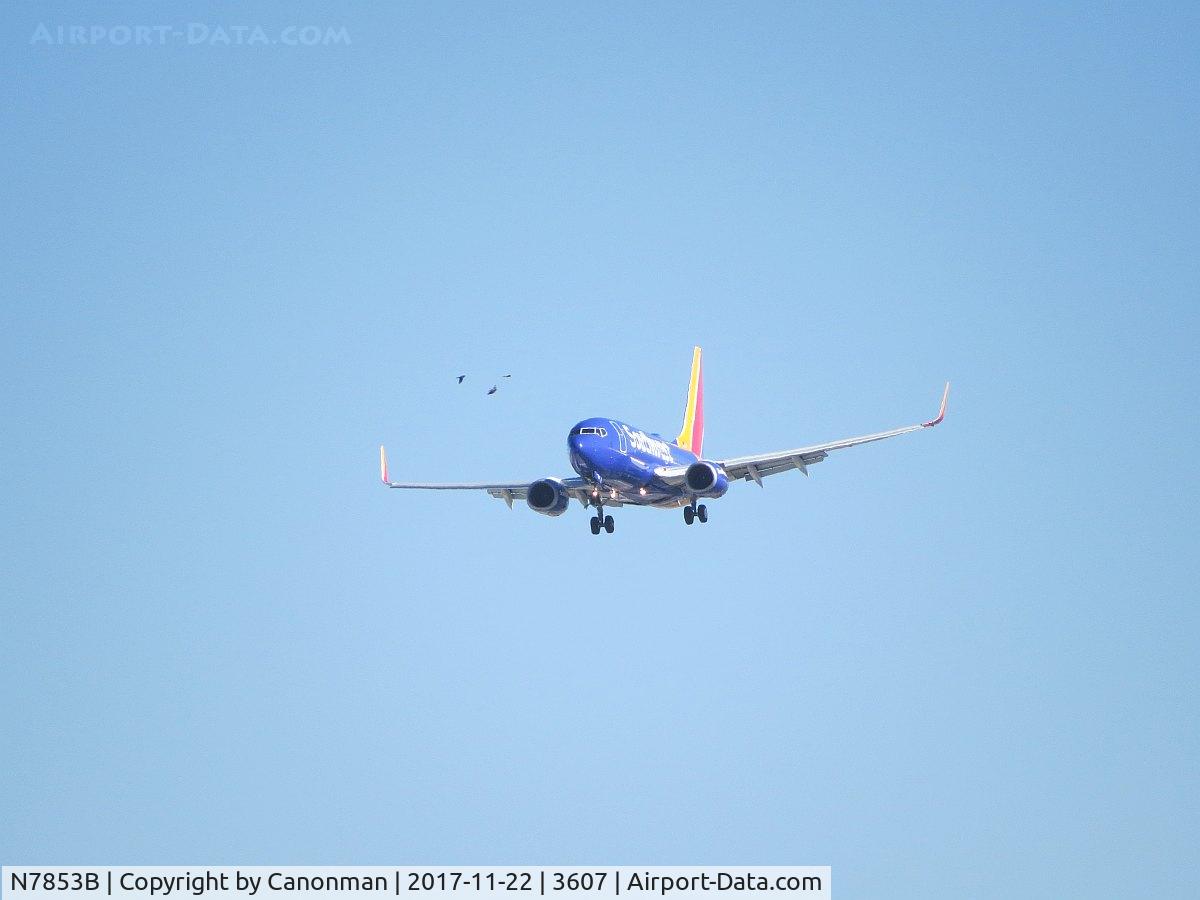 N7853B, 2001 Boeing 737-7Q8 C/N 30707, Landing