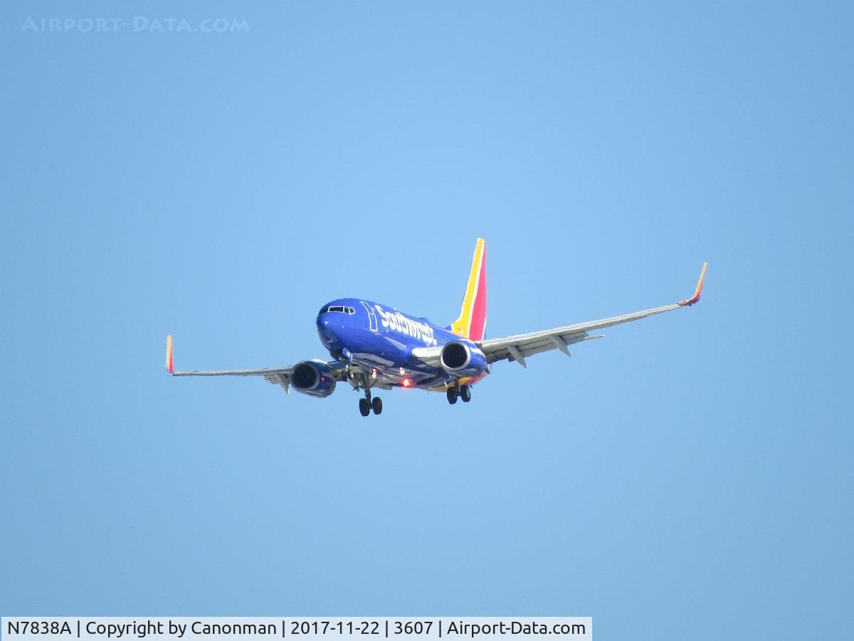 N7838A, 2000 Boeing 737-73V C/N 30235, Landing