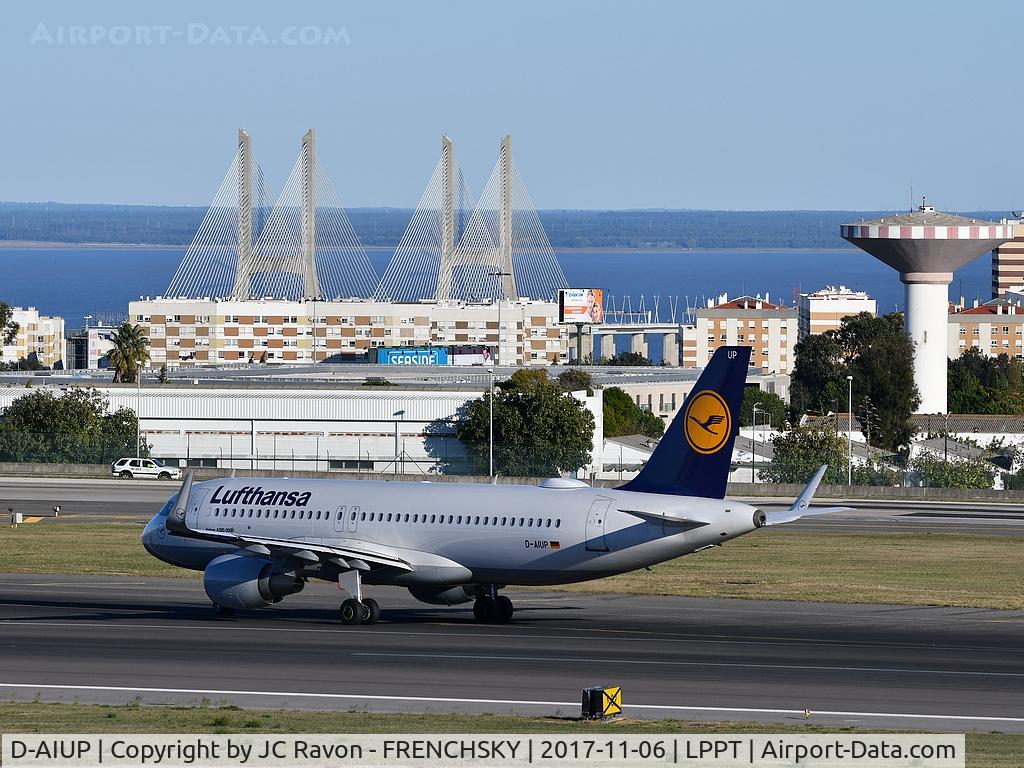 D-AIUP, 2015 Airbus A320-214 C/N 6807, LH1172 from Frankfurt (FRA) landing runway 03