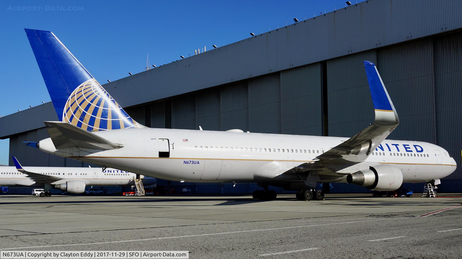 N673UA, 2000 Boeing 767-322 C/N 29241, SFO 2017.