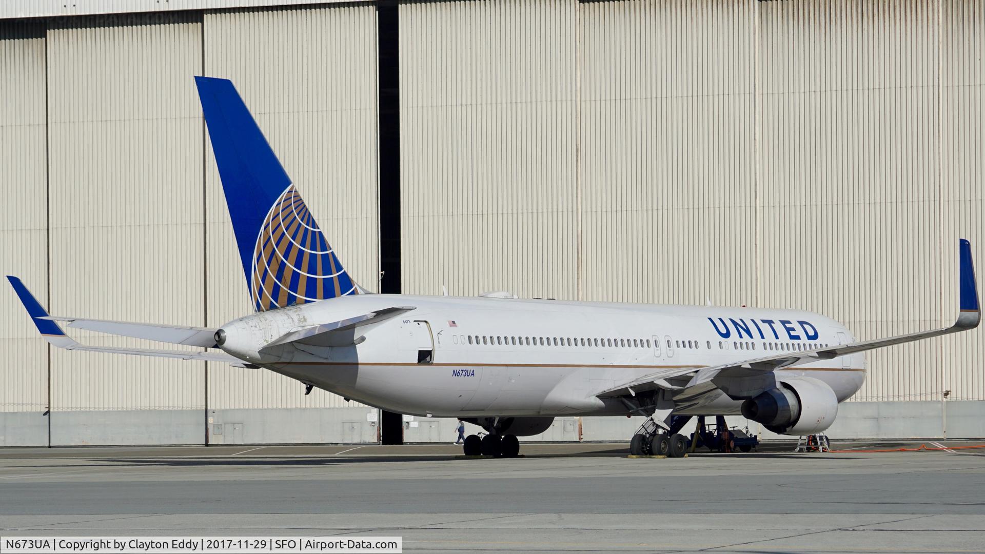 N673UA, 2000 Boeing 767-322 C/N 29241, SFO 2017.