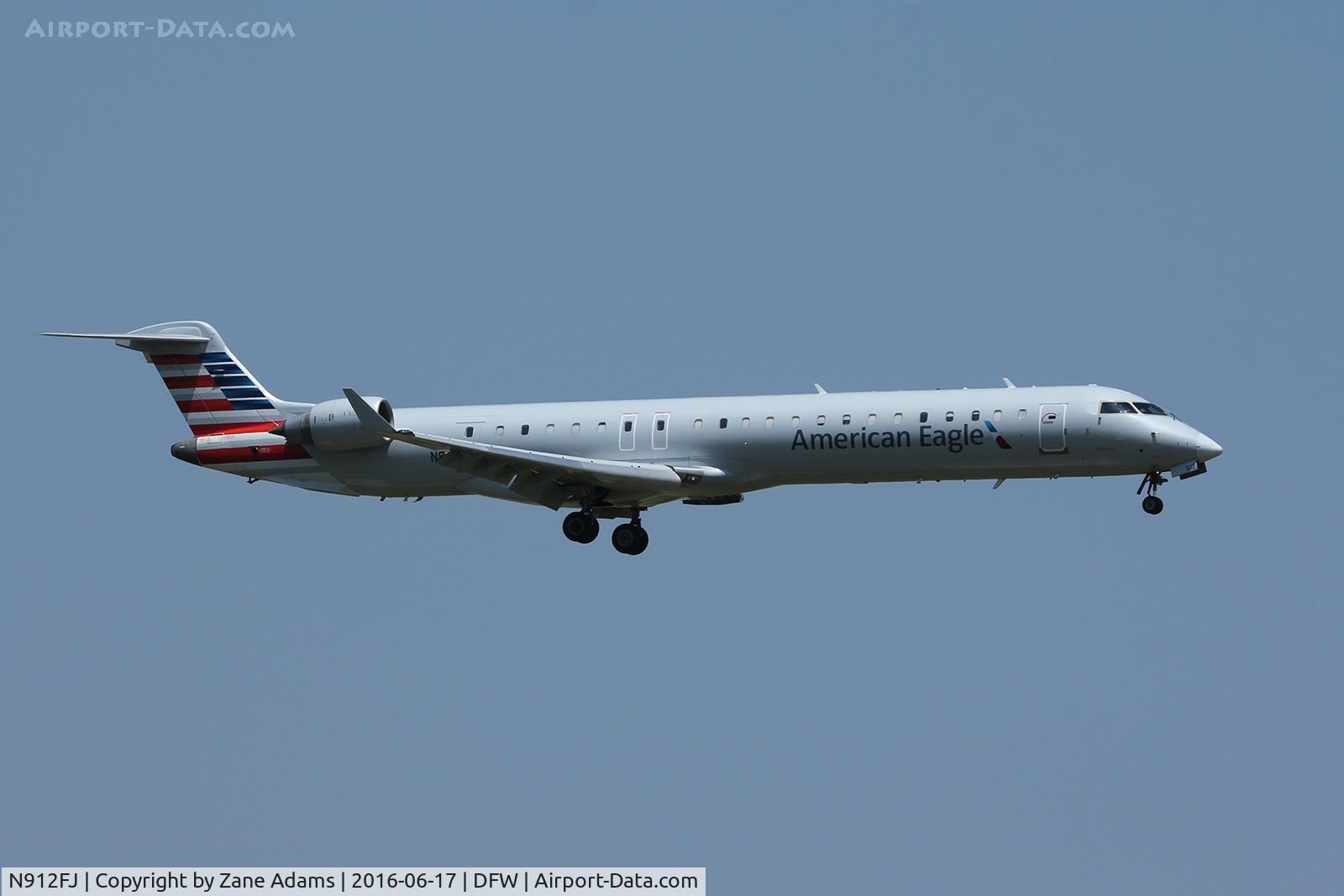 N912FJ, 2004 Bombardier CRJ-900ER (CL-600-2D24) C/N 15012, Arriving at DFW Airport