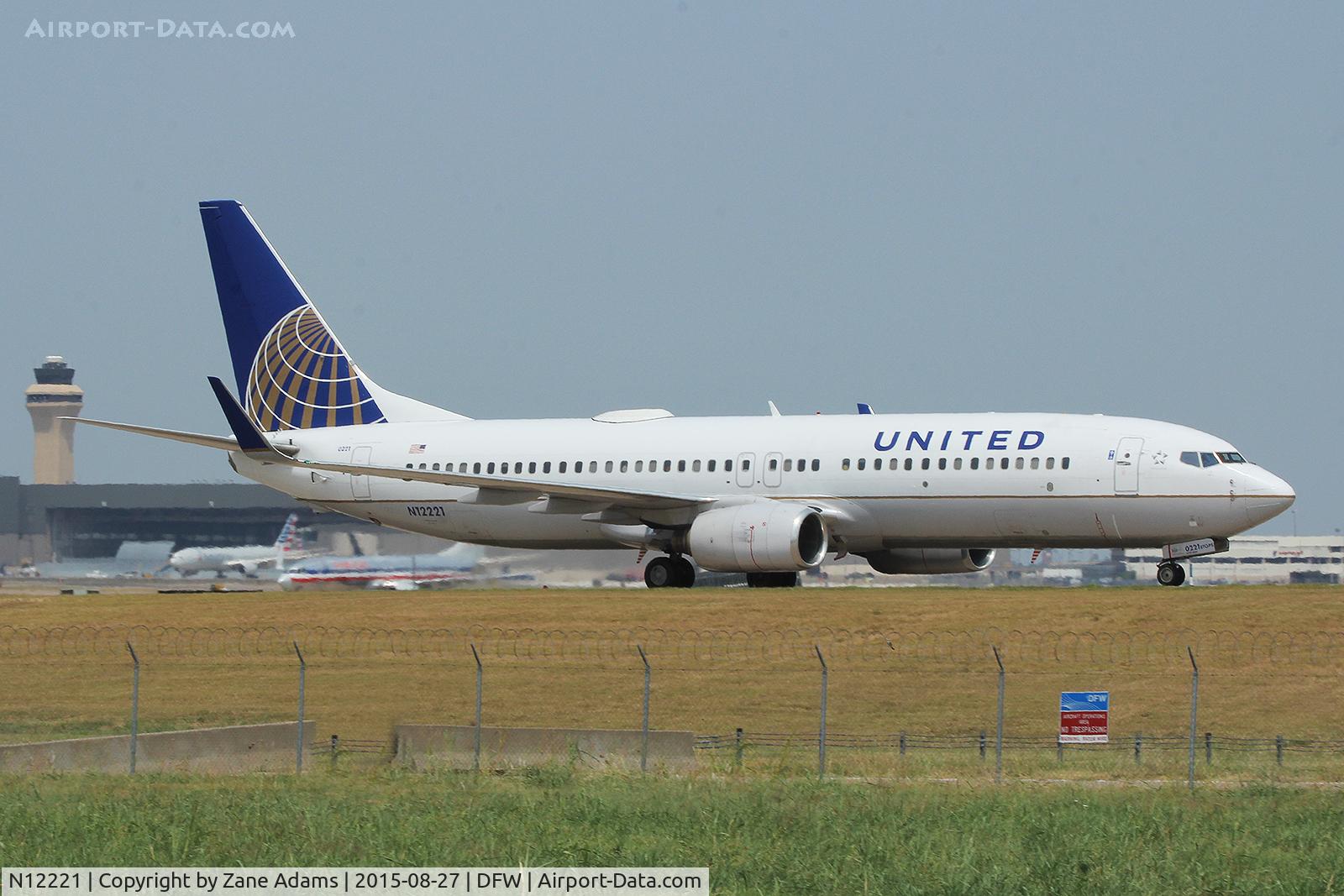 N12221, 1998 Boeing 737-824 C/N 28930, Arriving at DFW Airport