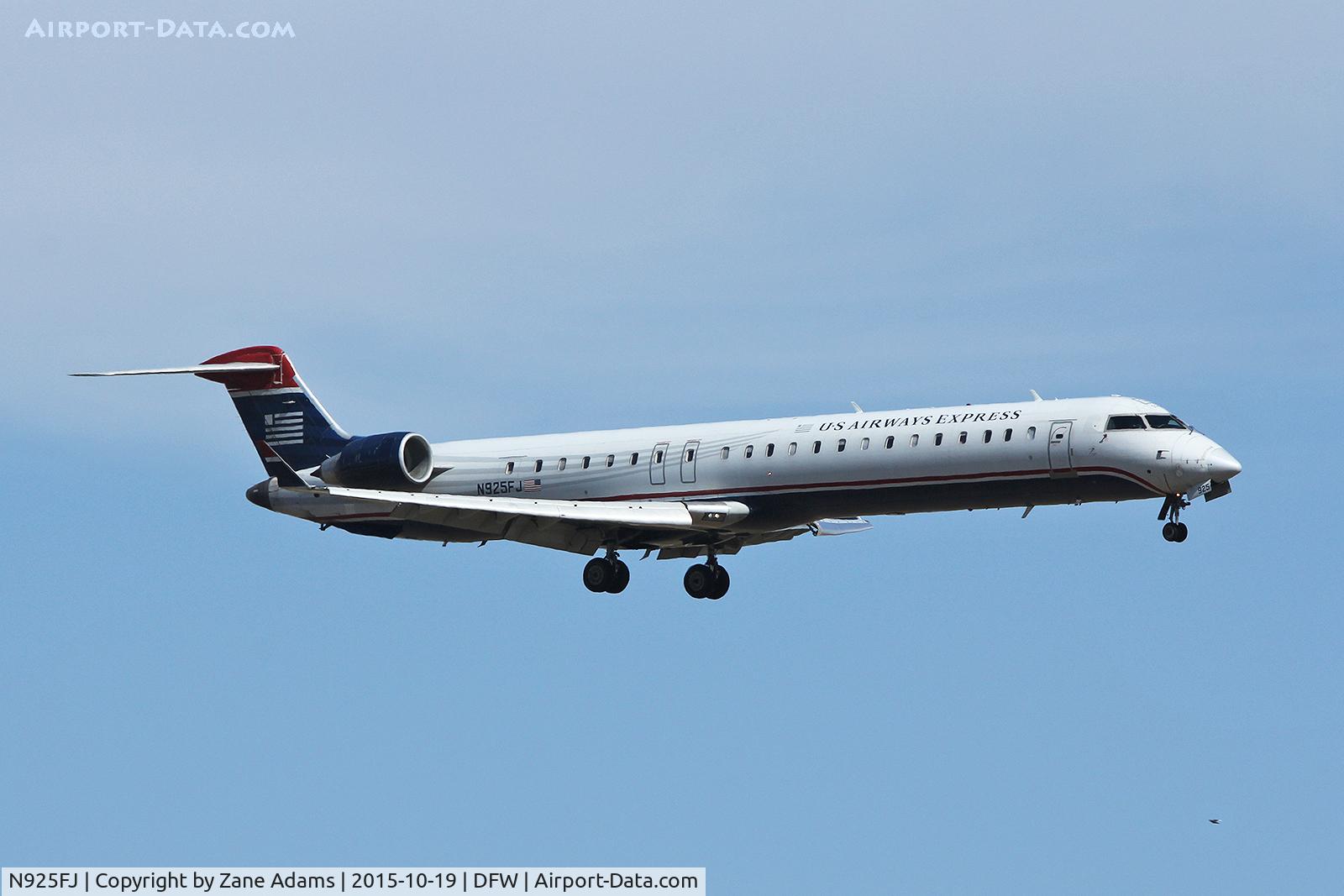 N925FJ, 2004 Bombardier CRJ-900ER (CL-600-2D24) C/N 15025, Arriving at DFW Airport