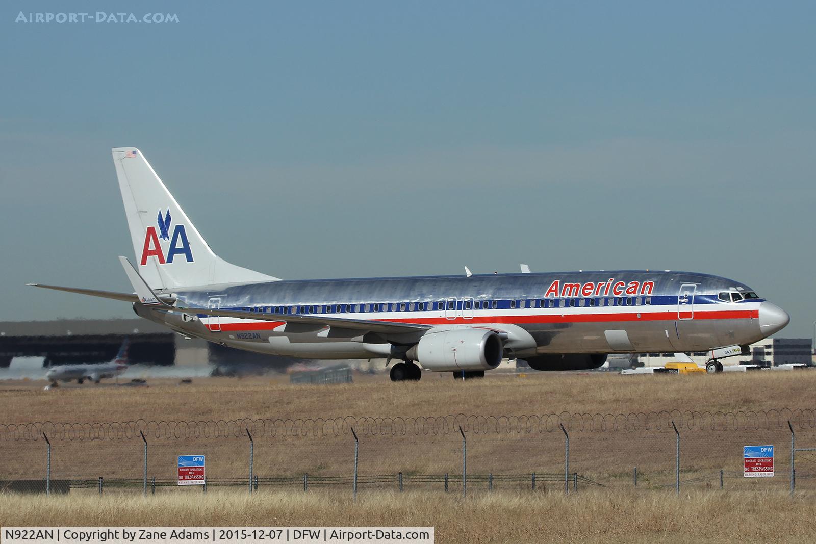 N922AN, 1999 Boeing 737-823 C/N 29523, Arriving at DFW Airport