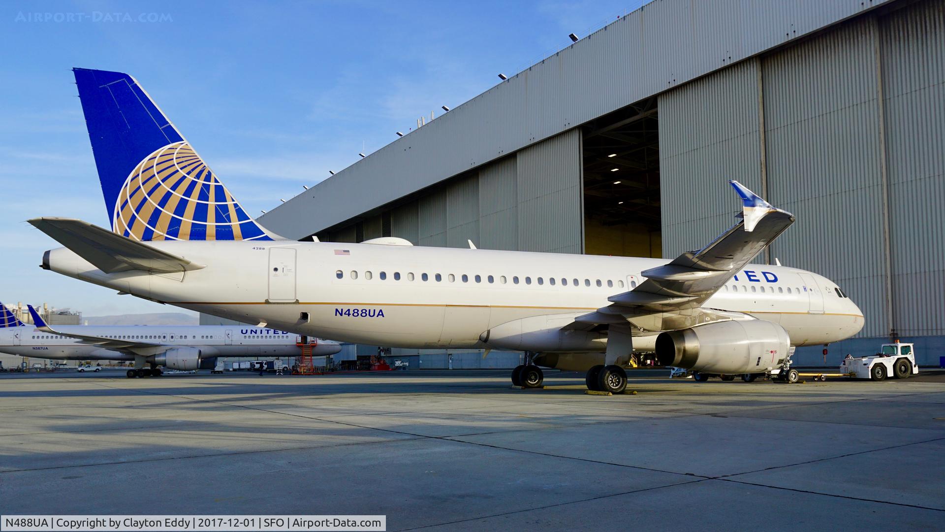 N488UA, 2001 Airbus A320-232 C/N 1680, SFO 2017.