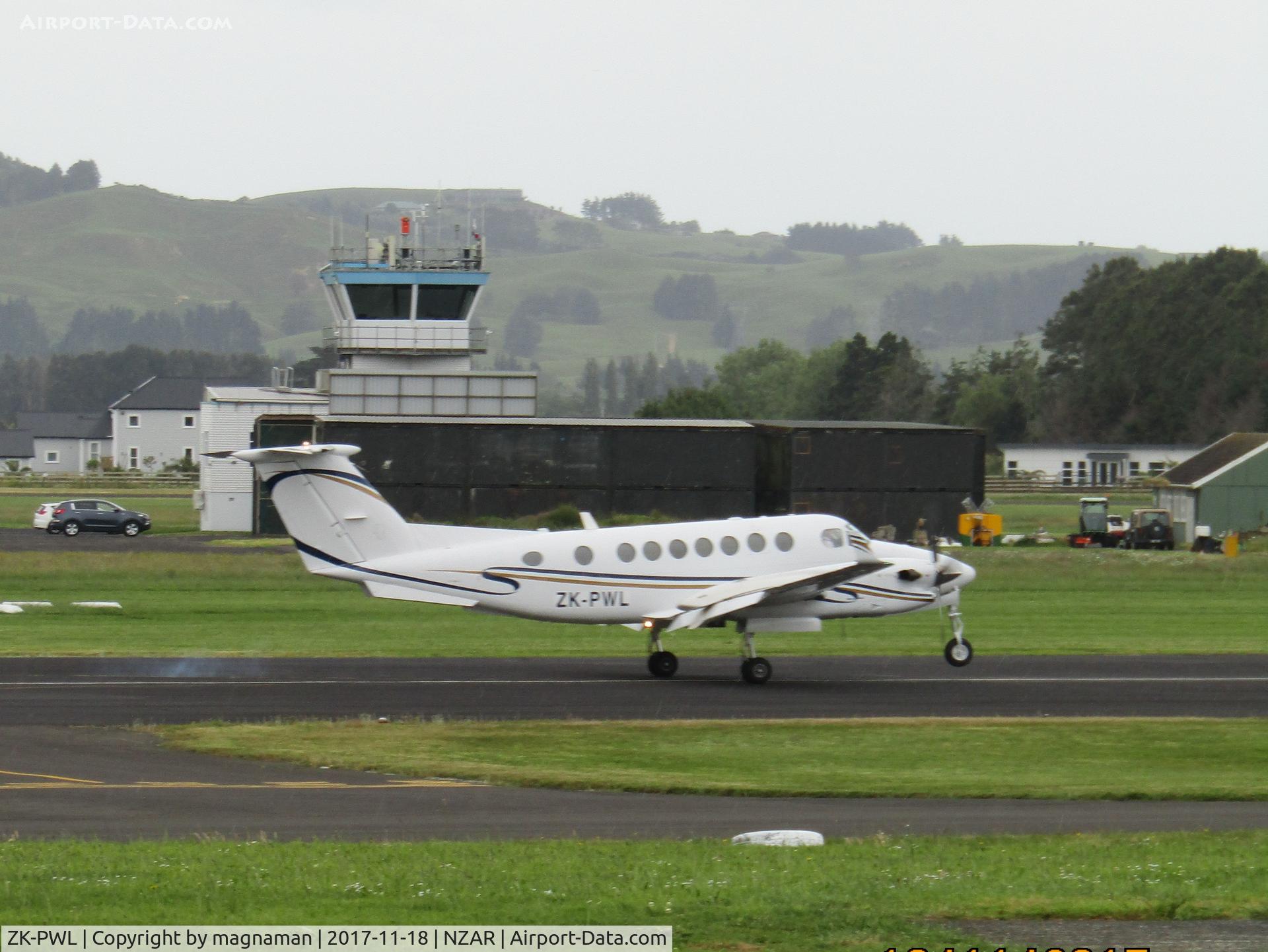 ZK-PWL, 2005 Raytheon Super King Air 350 C/N FL-443, touch down