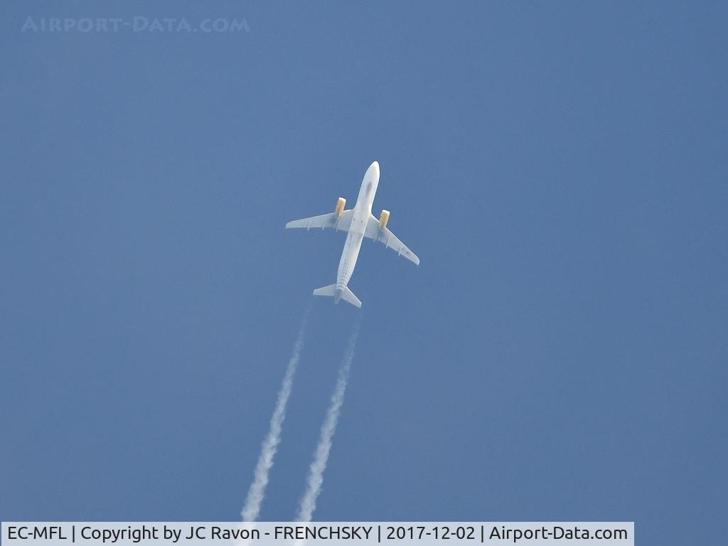 EC-MFL, 2015 Airbus A320-232 C/N 6557, overflying Bordeaux city, VY1317 /VLG1317 Nantes to Alicante flight level 370