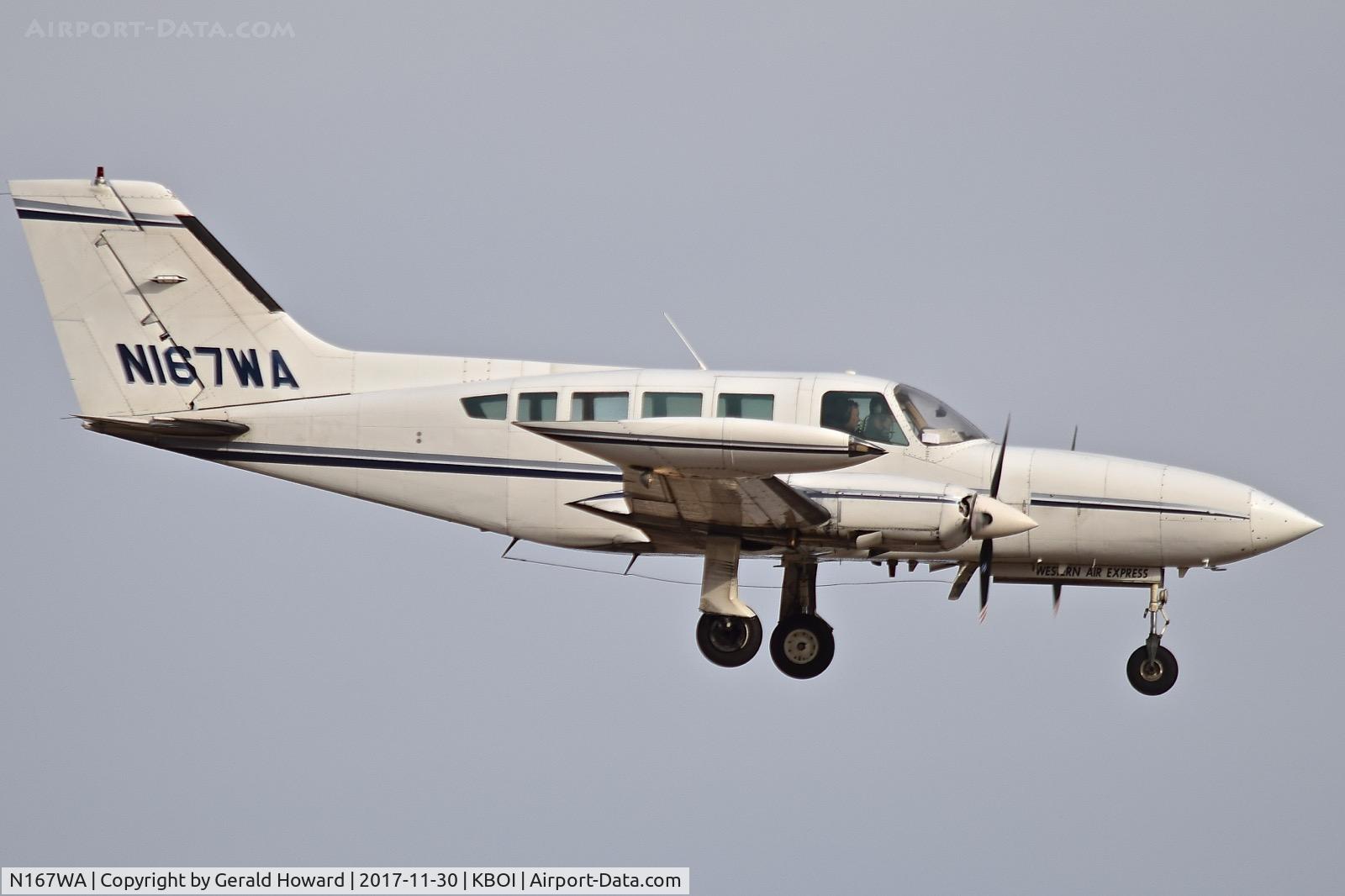N167WA, 1976 Cessna 402B C/N 402B1044, Landing RWY 10L.