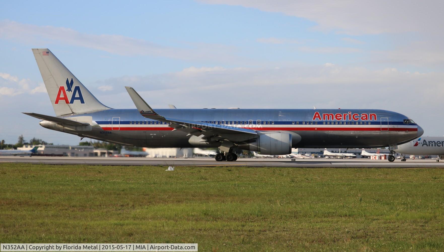 N352AA, 1988 Boeing 767-323ER C/N 24033, American