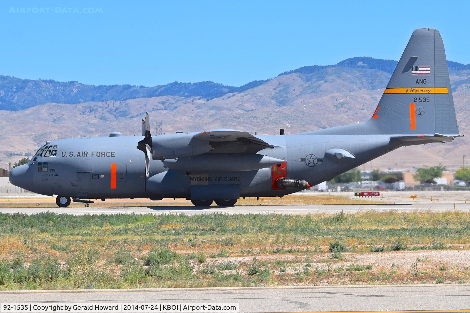 92-1535, 1992 Lockheed C-130H Hercules C/N 382-5324, Landing roll out on RWY 28L.  153rd Airlift Wing, WY ANG