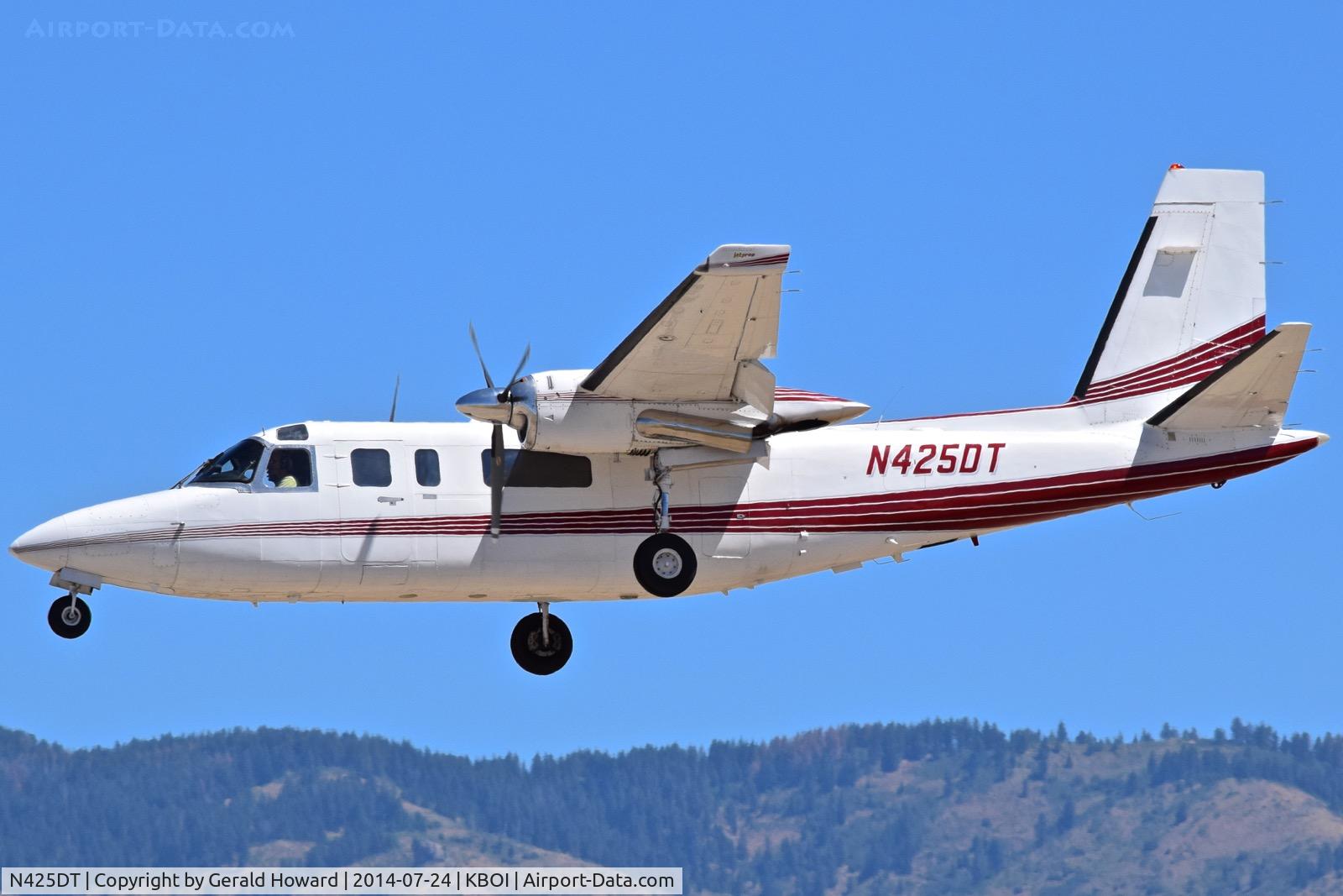 N425DT, 1978 Rockwell International 690B C/N 11519, Landing RWY 28L.