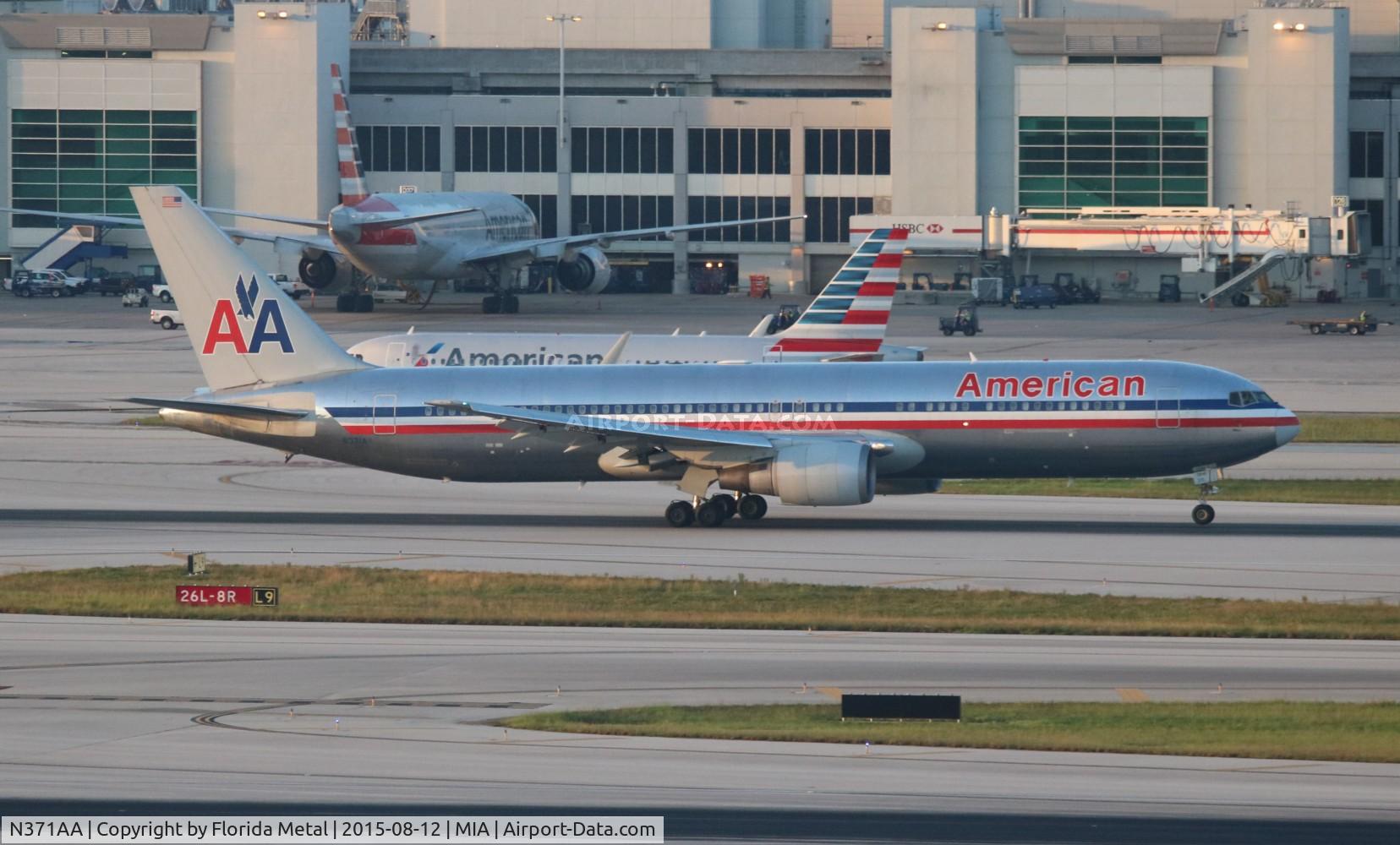 N371AA, 1992 Boeing 767-323 C/N 25198, American