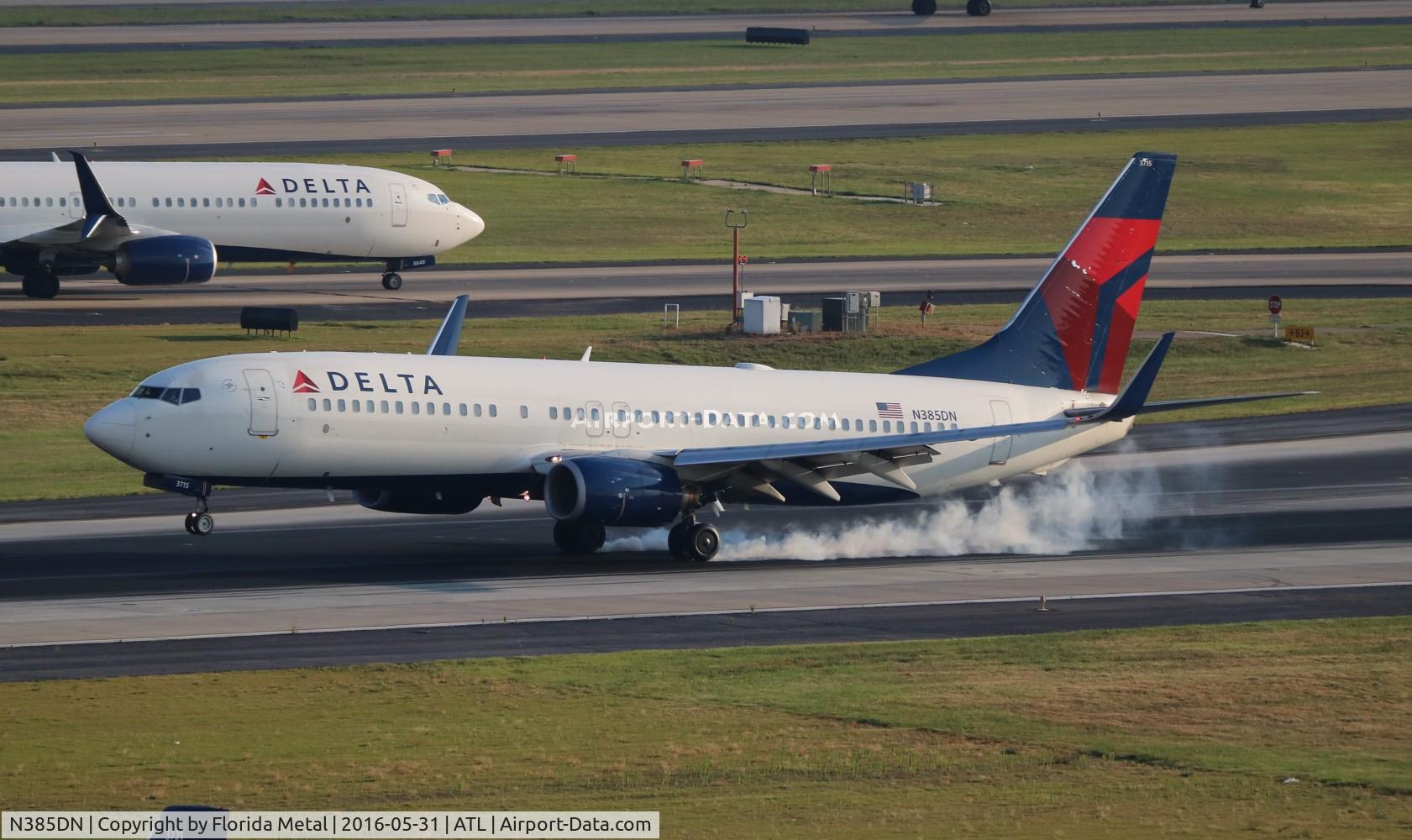 N385DN, 1999 Boeing 737-832 C/N 30348, Delta