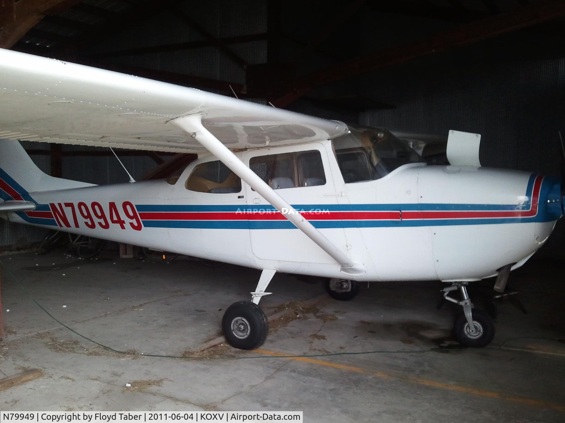 N79949, 1969 Cessna 172K Skyhawk C/N 17258276, In the hangar