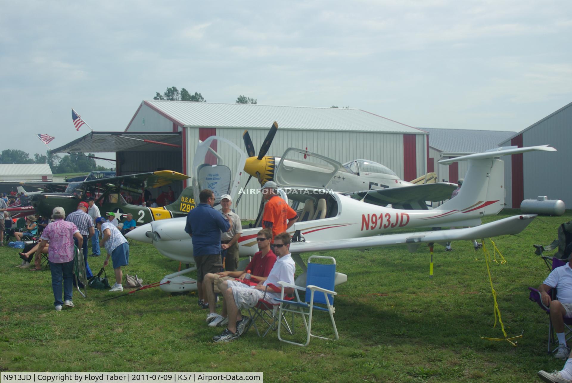 N913JD, 2001 Diamond DA-40-180 Diamond Star C/N 40068, At the Airshow