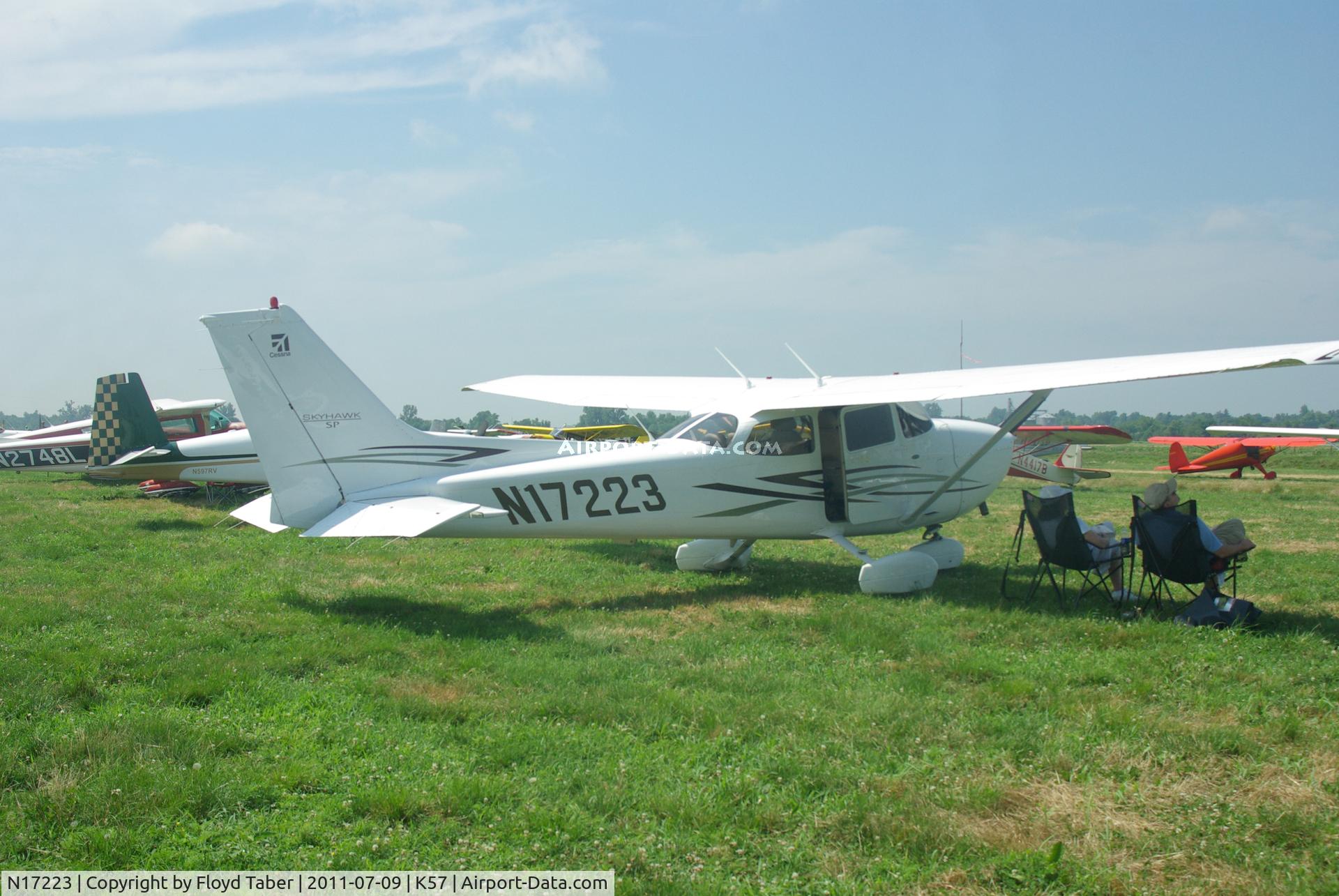 N17223, 2007 Cessna 172S C/N 172S10635, At the Flying Wingnuts Airshow