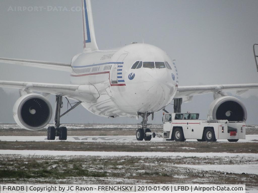 F-RADB, 1987 Airbus A310-304 C/N 422, COTAM snow'pushback