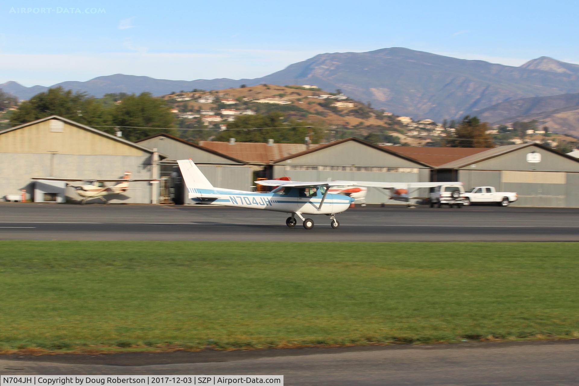 N704JH, 1976 Cessna 150M C/N 15078644, 1976 Cessna 150M, Continental O-200 100 Hp, takeoff roll Rwy 04
