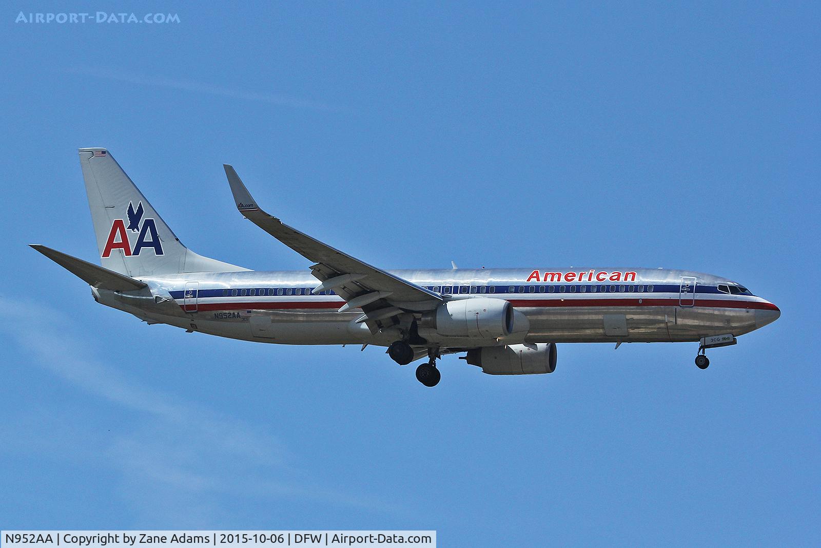 N952AA, 2000 Boeing 737-823 C/N 30088, Arriving at DFW Airport