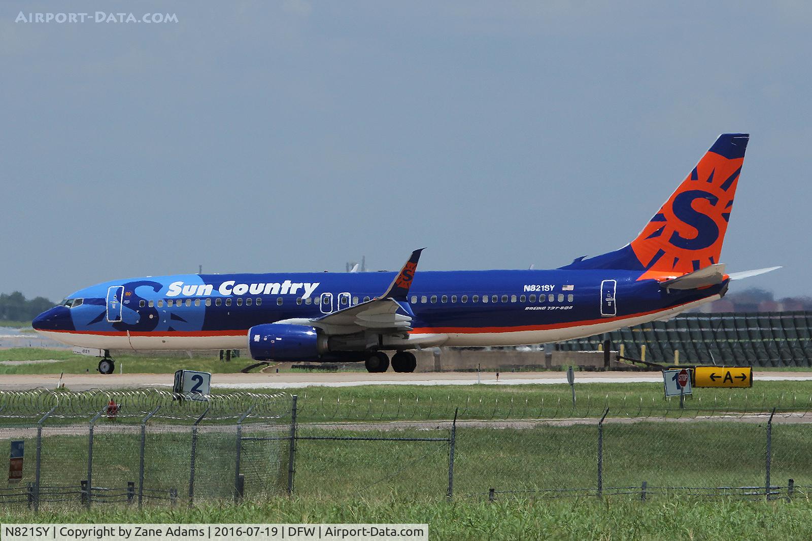 N821SY, 2014 Boeing 737-8FH C/N 39952, Arriving at DFW Airport