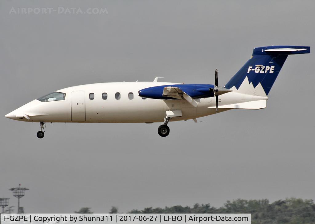 F-GZPE, 2003 Piaggio P-180 Avanti C/N 1064, Landing rwy 14L