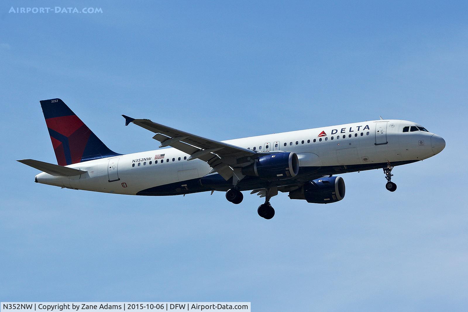 N352NW, 1998 Airbus A320-212 C/N 778, Arriving at DFW Airport