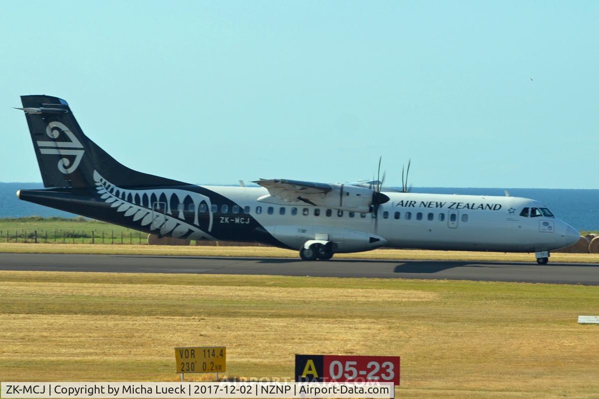 ZK-MCJ, 1999 ATR 72-212A C/N 624, At New Plymouth