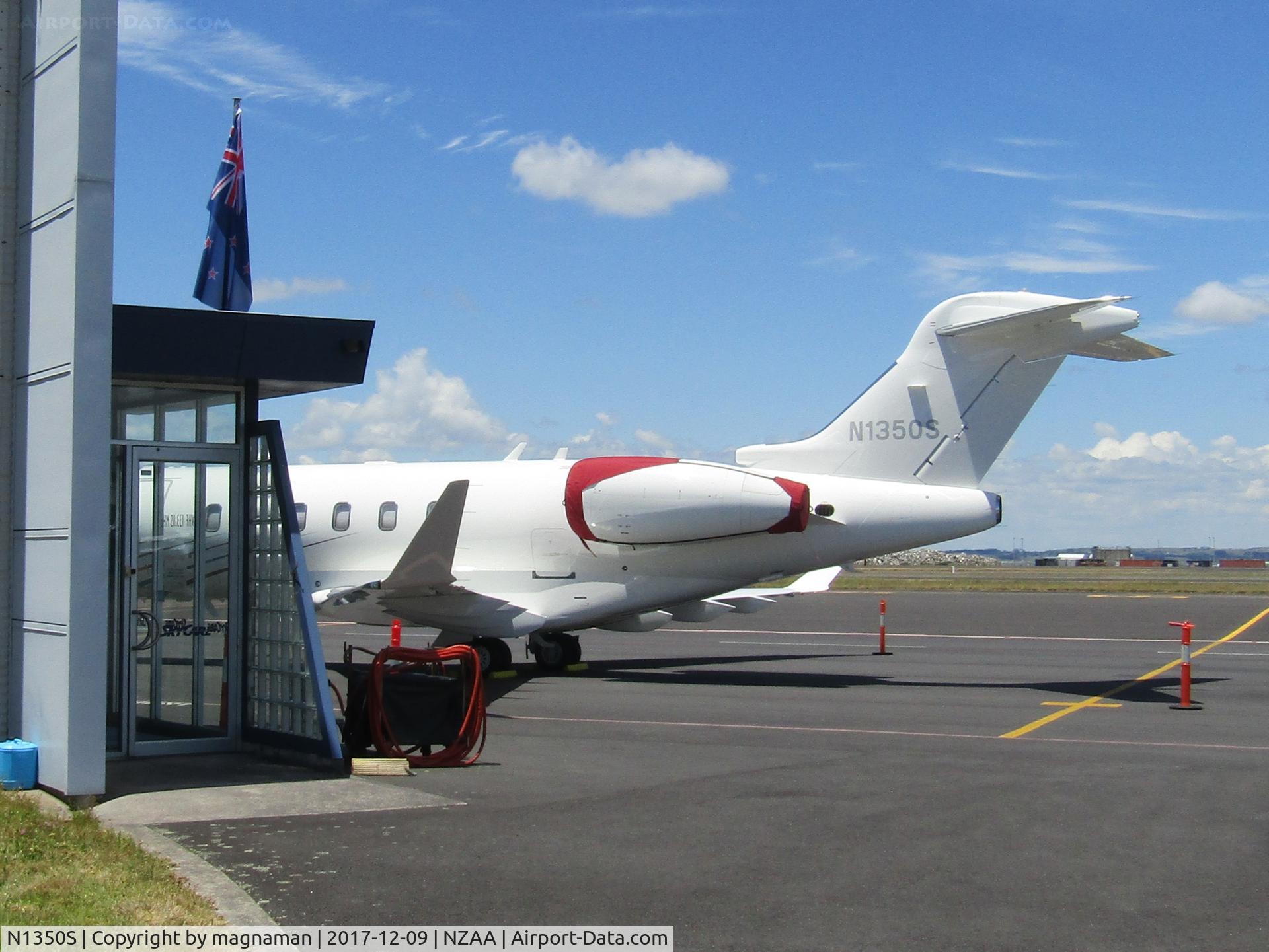 N1350S, 2016 Bombardier Challenger 350 (BD-100-1A10) C/N 20640, At AKL -shame partly hidden behind executive terminal
