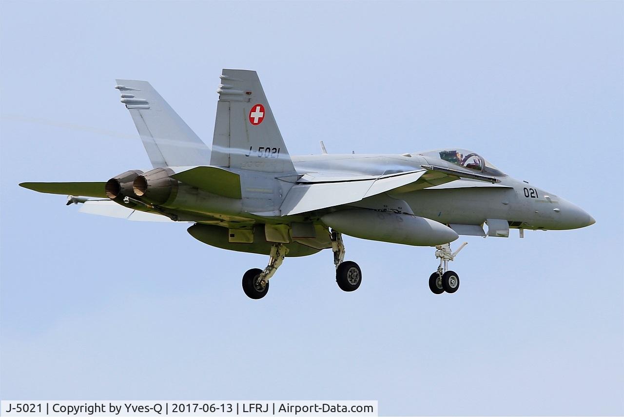 J-5021, McDonnell Douglas F/A-18C Hornet C/N 1370/SFC021, McDonnell Douglas FA-18C Hornet, On final rwy 08, Landivisiau Naval Air Base (LFRJ) Tiger Meet 2017
