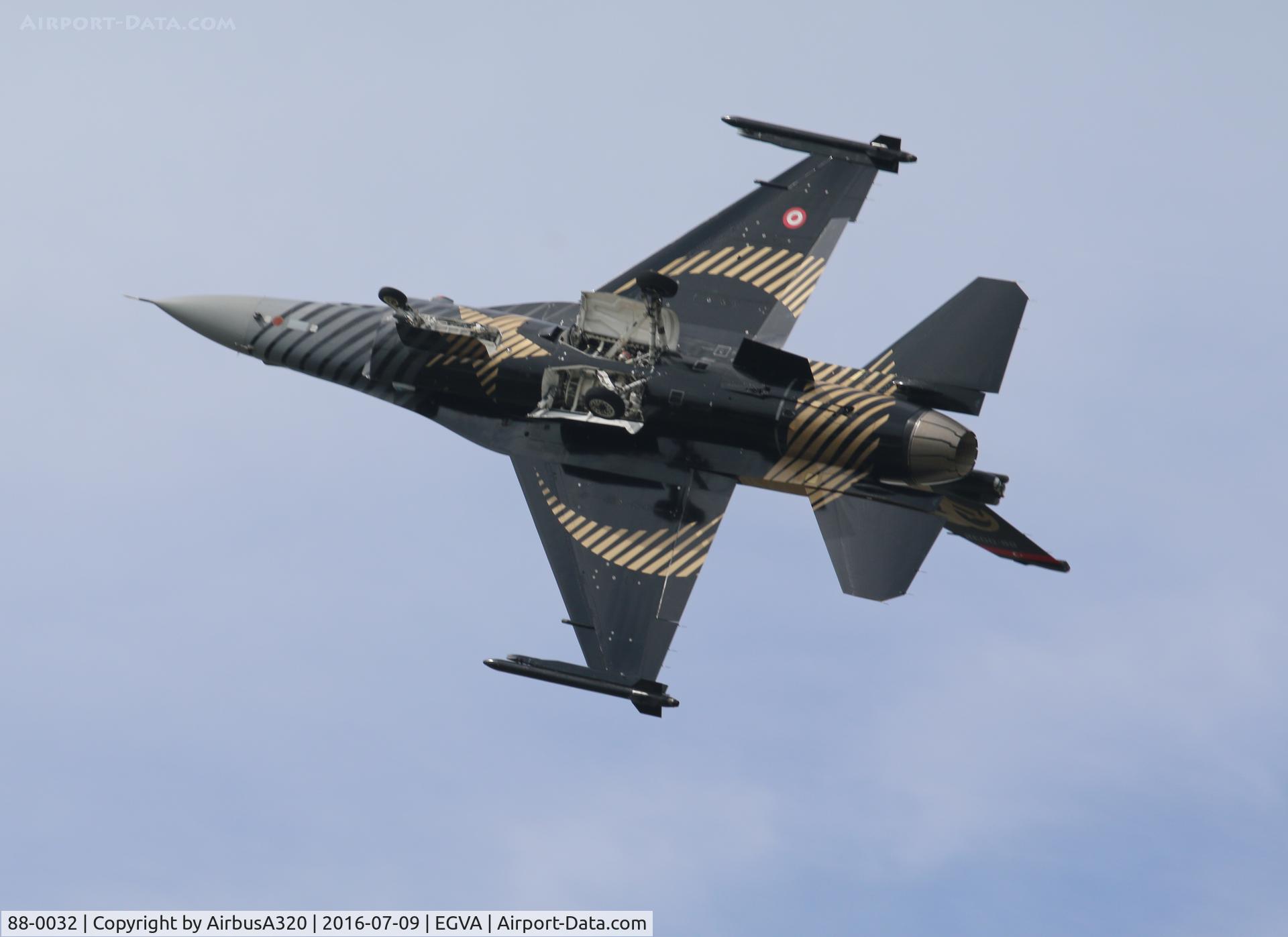 88-0032, TAI (Turkish Aerospace Industries) F-16C Fighting Falcon C/N 4R-34, Nice underside shot during it's display at RIAT 2016