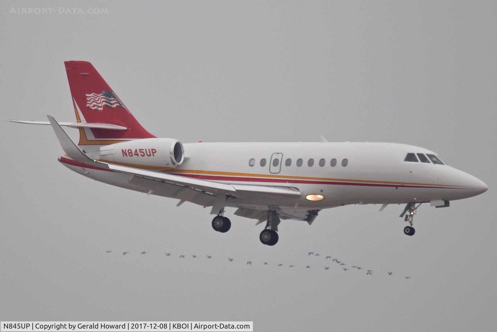 N845UP, 2005 Bombardier Challenger 300 (BD-100-1A10) C/N 20081, Landing RWY 10R.