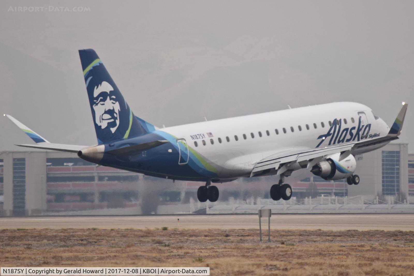 N187SY, 2017 Embraer 175LR (ERJ-170-200LR) C/N 17000627, Landing RWY 10R.